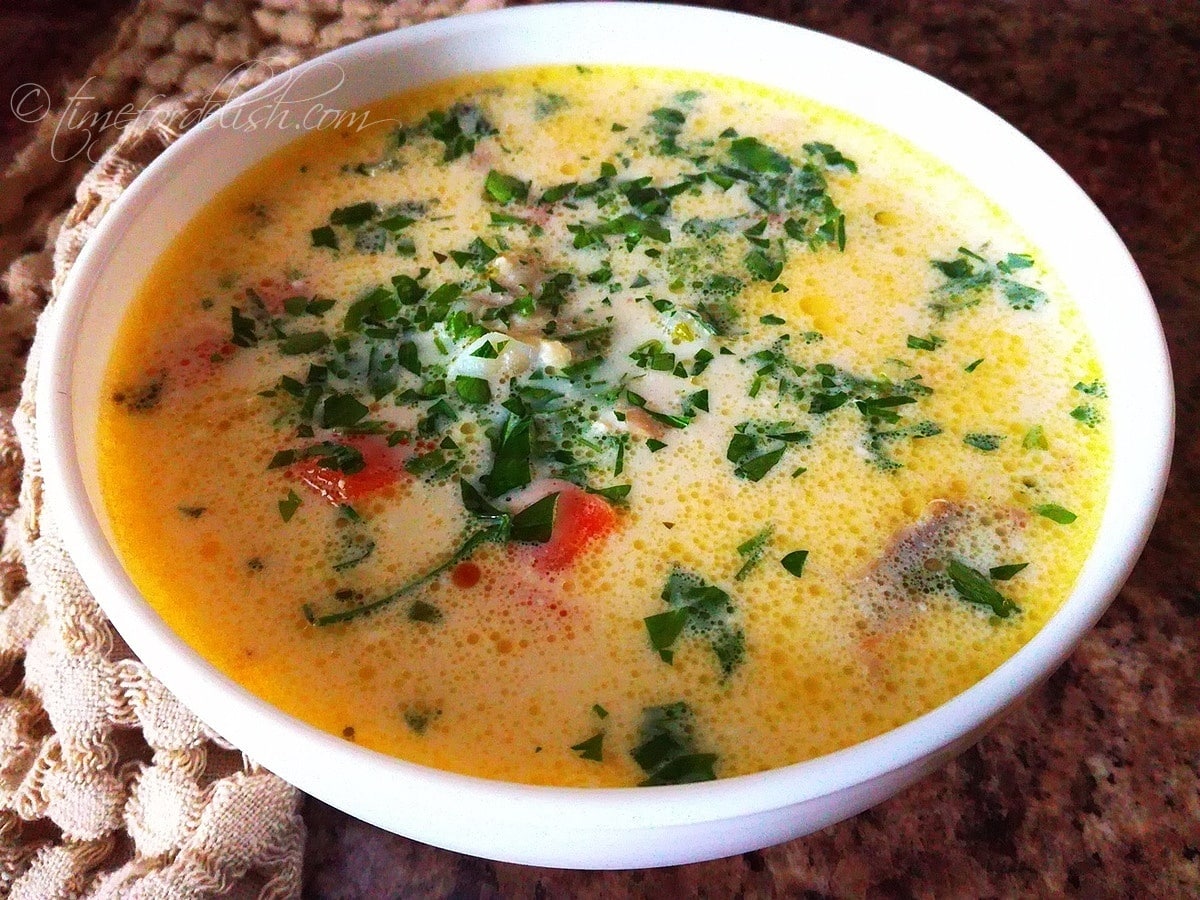 romanian chicken soup with garlic and sour cream (radauteana)