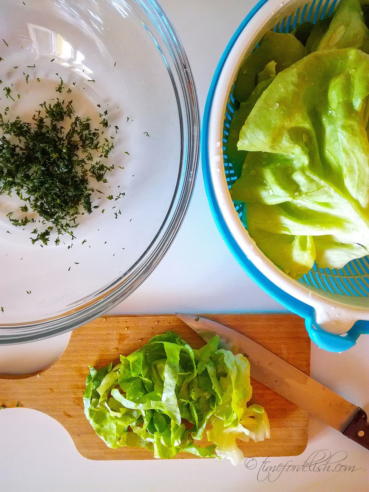 making lettuce tuna salad